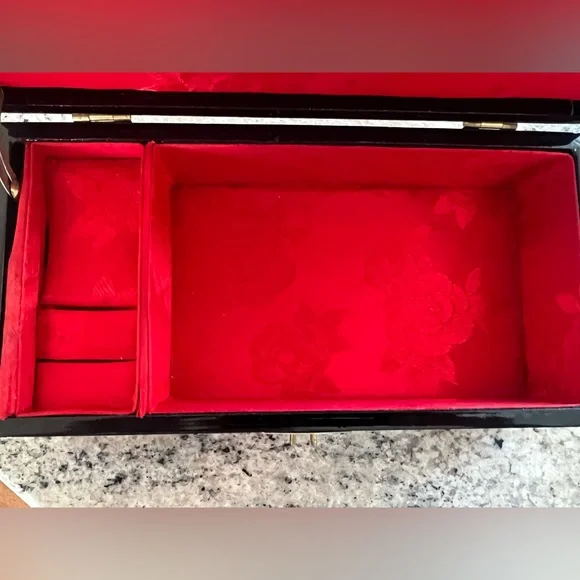 Wooden musical jewelry box - Picture 2 of 8